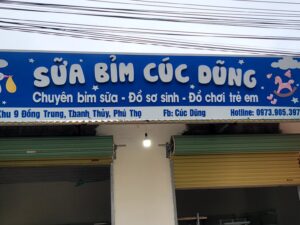 Biển quảng cáo Alu cửa hàng bỉm sữa