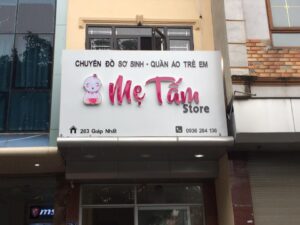 Biển alu chữ nổi mica cửa hàng quần áo trẻ em