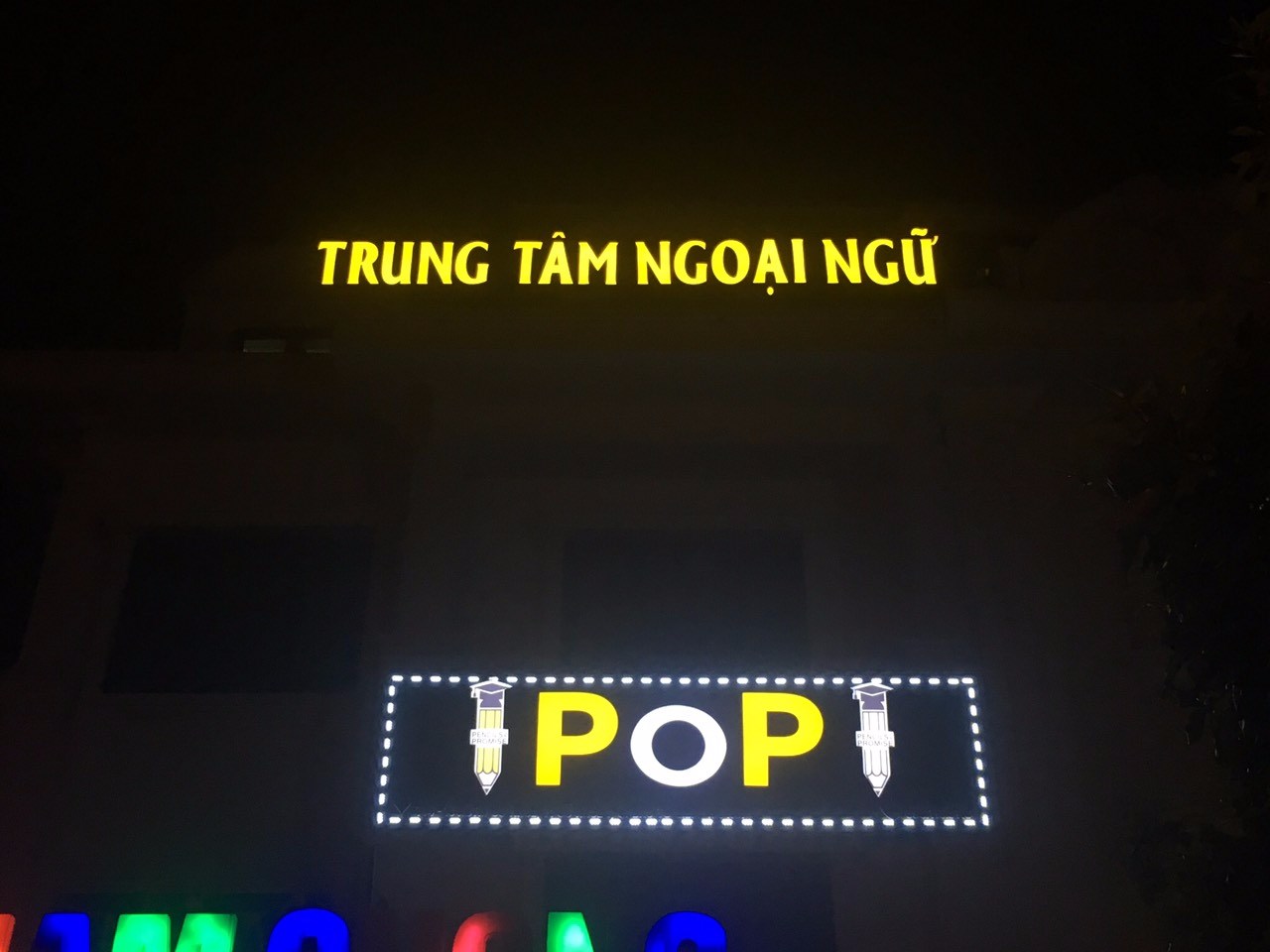 Biển tòa nhà của trung tâm ngoại ngữ