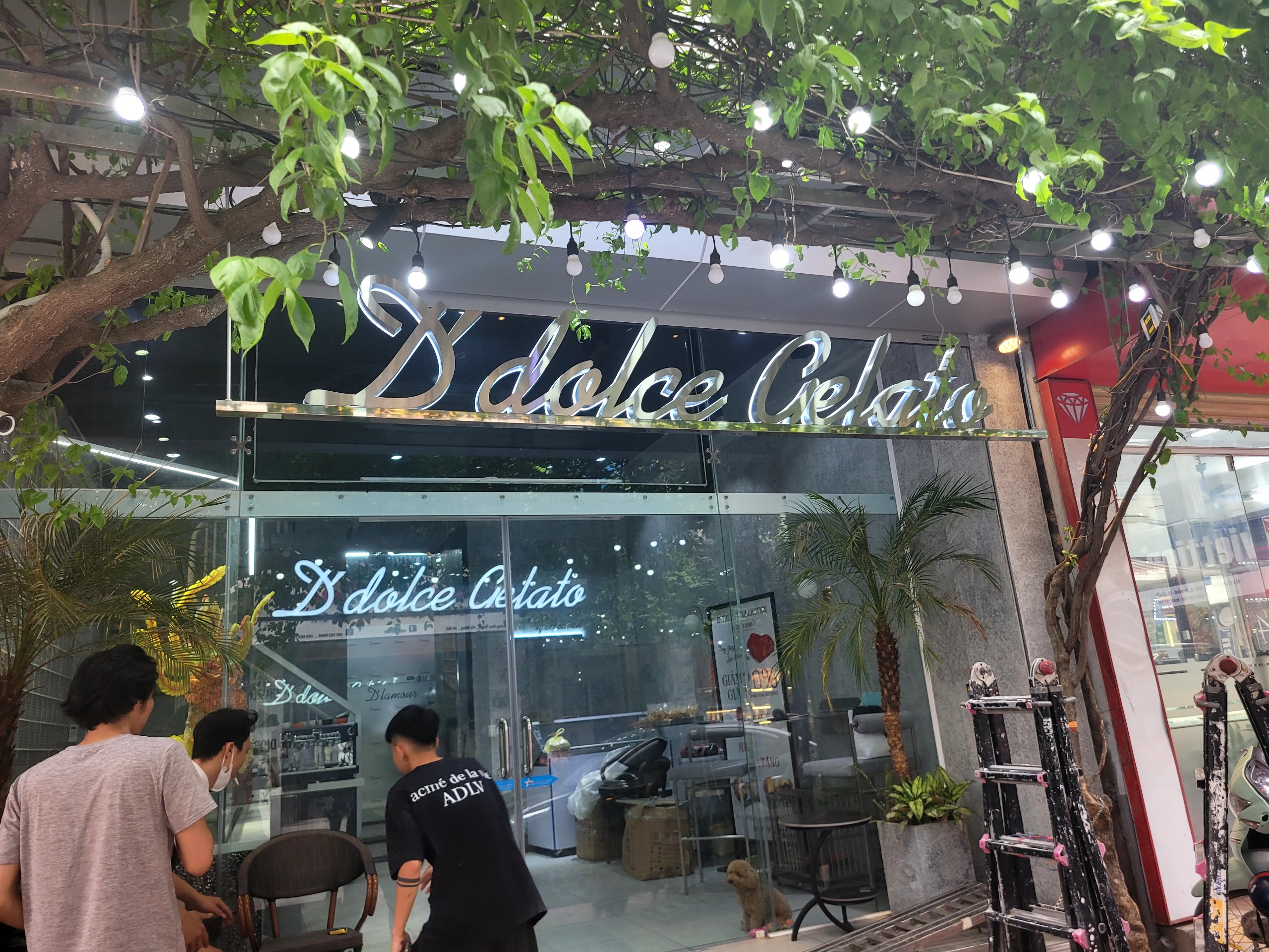 Biển quảng cáo mặt inox sáng chân