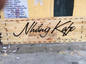 Bảng hiệu gỗ ngoài trời quán cafe