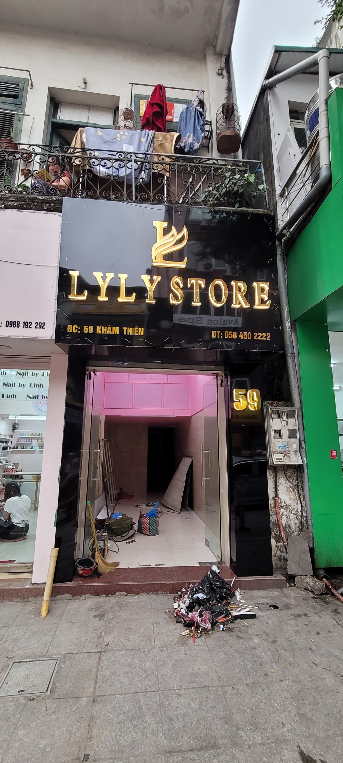 Biển quảng cáo mặt alu vàng gương sáng chân