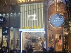 Biển quảng cáo mặt chữ mica chân inox cửa hàng thời trang Mary Jane