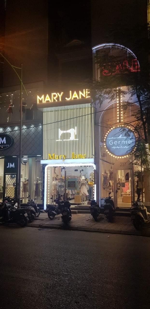 Biển quảng cáo mặt chữ mica chân inox cửa hàng thời trang Mary Jane